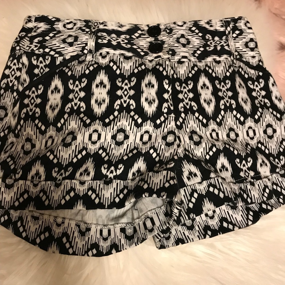 Mid Rise pattern shorts - Picture 1 of 4